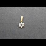 Colgante oro amarillo 18k con forma de flor decorado con circonitas blancas y azul en el centro