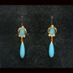 Pendientes oro amarillo 18k con carita y piñon en color turquesa decorado con circonitas, cierre tipo catalán