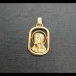 Medalla oro amarillo 18 k rectangular con el rostro de Jesucristo de perfil en relieve