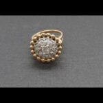 Anillo oro amarillo 18k nº 18 estilo vintage rosetón decorado con multiples pequeños brillantes y uno central de 0,50 qt engarzado sobre oro blanco